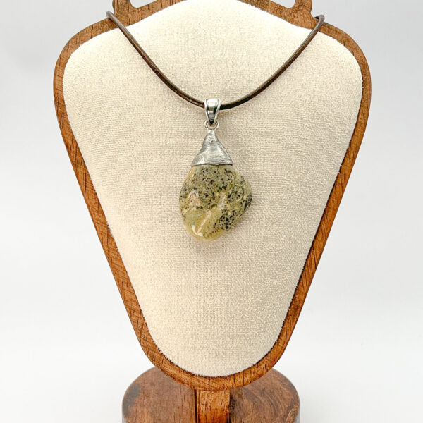 Srebrny wisiorek „Kamienny Ogród" z bursztynem - dwustronny