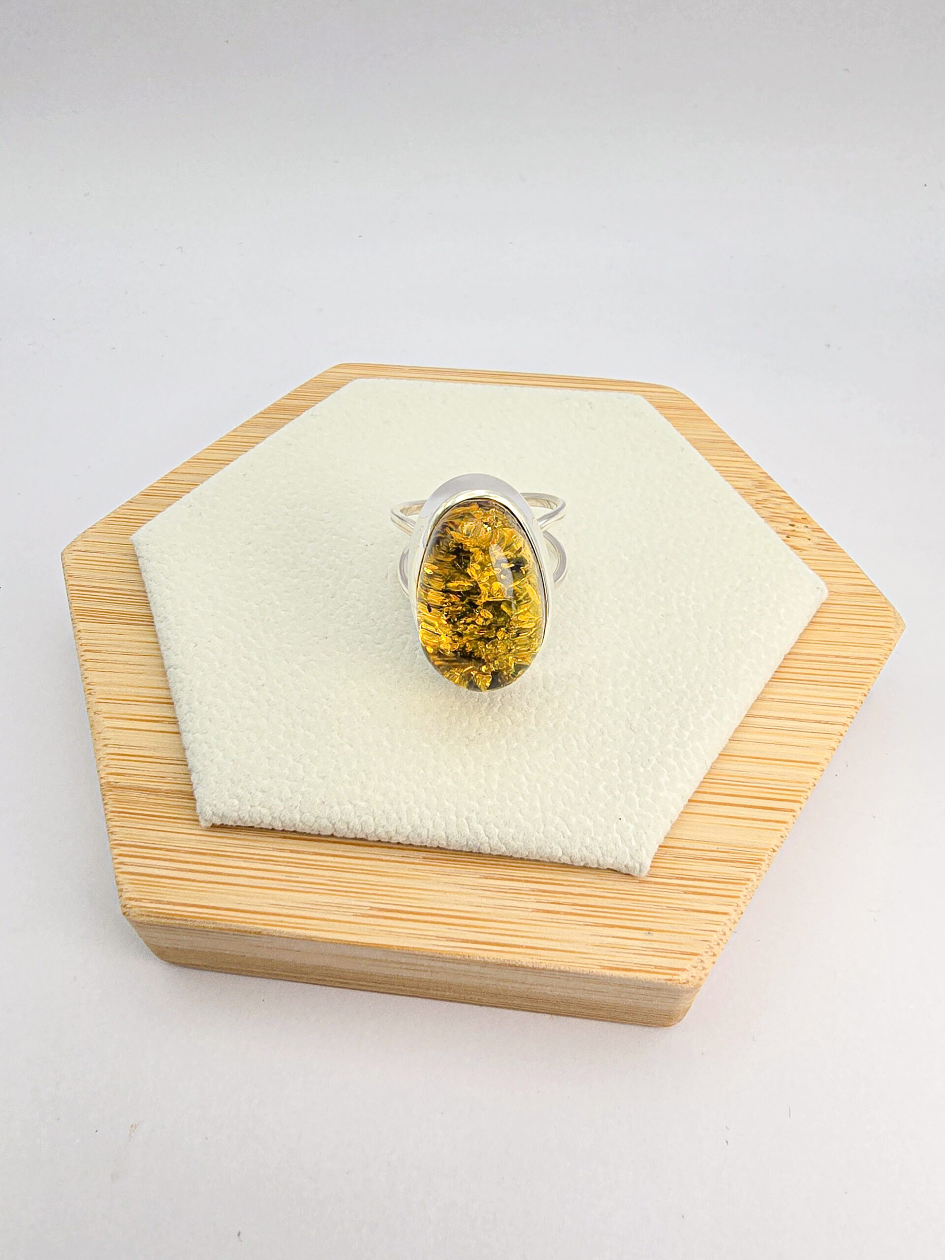 Srebrny pierścionek "Bursztynowa Kropla" z zielonym bursztynem - regulowany - obrazek 2